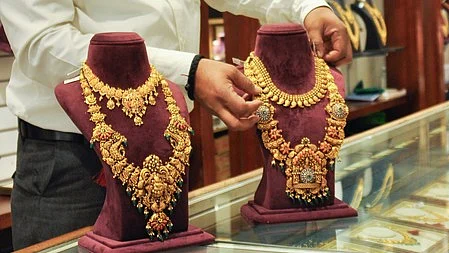 Giá vàng thế giới chuẩn bị cho một ngày thứ Hai đầy biến động sau các cuộc tấn công của Mỹ và Israel vào Iran