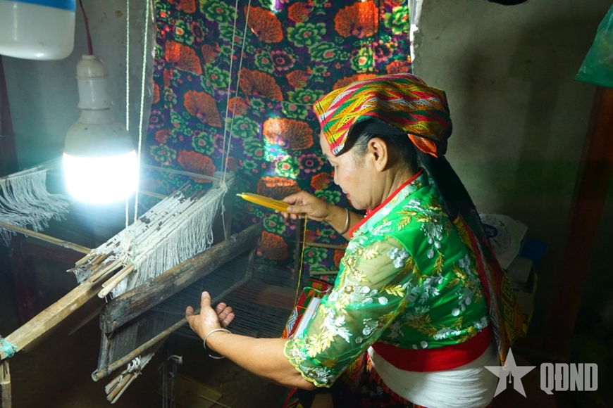 Người ''giữ lửa'' nghề thêu dân tộc Thái