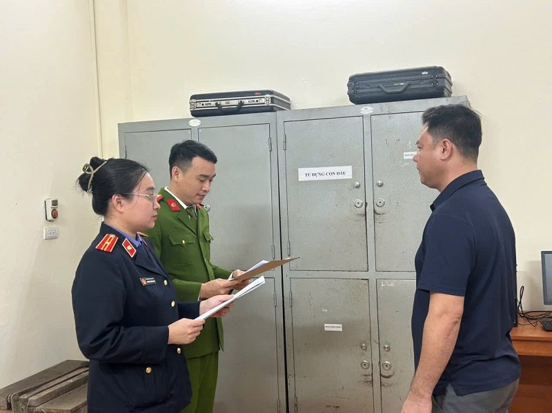 Khởi tố người đàn ông dùng xe ô tô ''chặn đường'' ở Hà Tĩnh