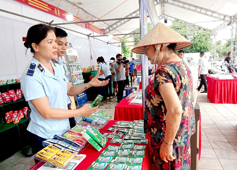 Hà Giang: Trang bị kiến thức cho người tiêu dùng từ việc trưng bày hàng giả, hàng thật