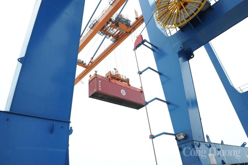 Xuất nhập khẩu giữ đà tăng trưởng ổn định giữa nhiều biến động