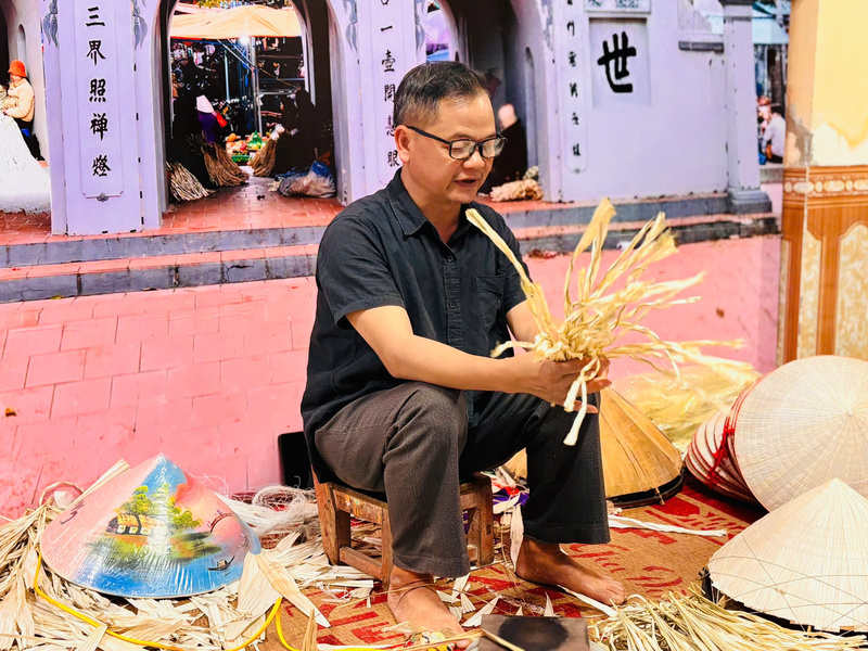 Gìn giữ nét xưa qua vành nón làng Chuông